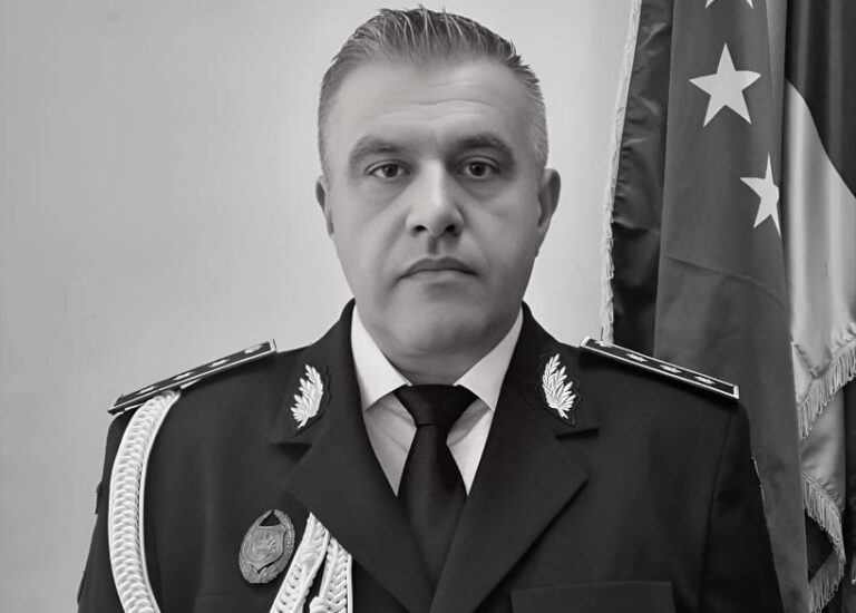 33e3486d2e9858f21ba635a88c03a235